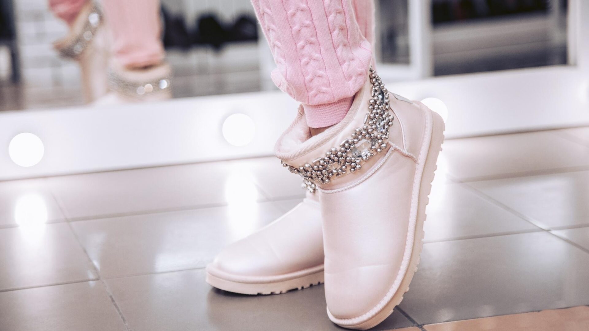 Zapatos elegantes con detalles brillantes usados en interior, asociados al simbolismo de sueños con calzado