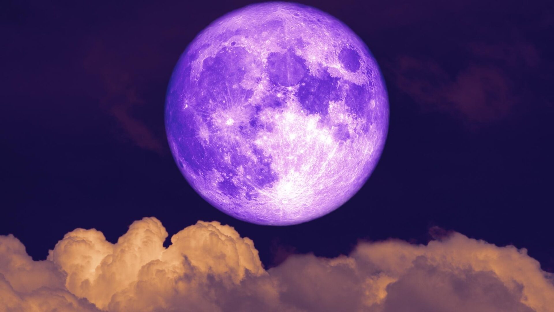 luna morada brillante sobre nubes en el cielo nocturno escena misteriosa y simbólica