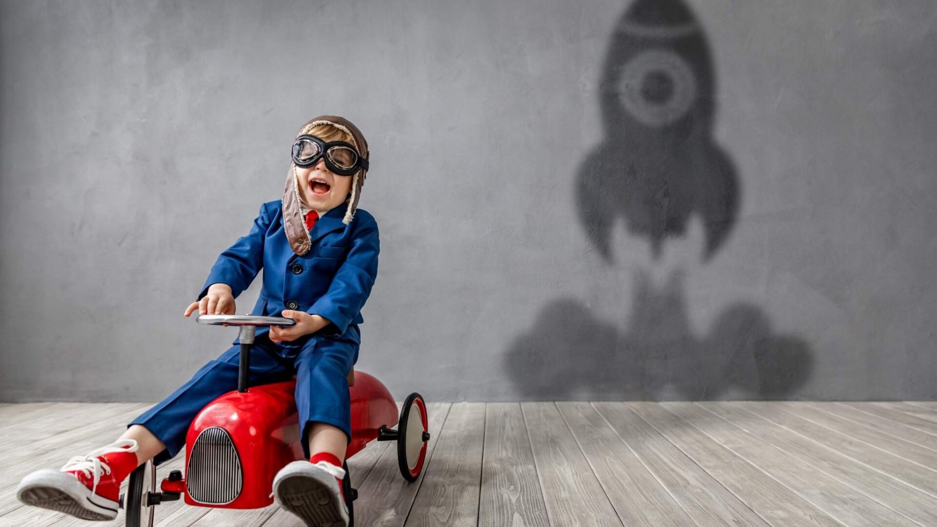 niño imaginando volar mientras juega simbolizando sueño de caída y su interpretación con números