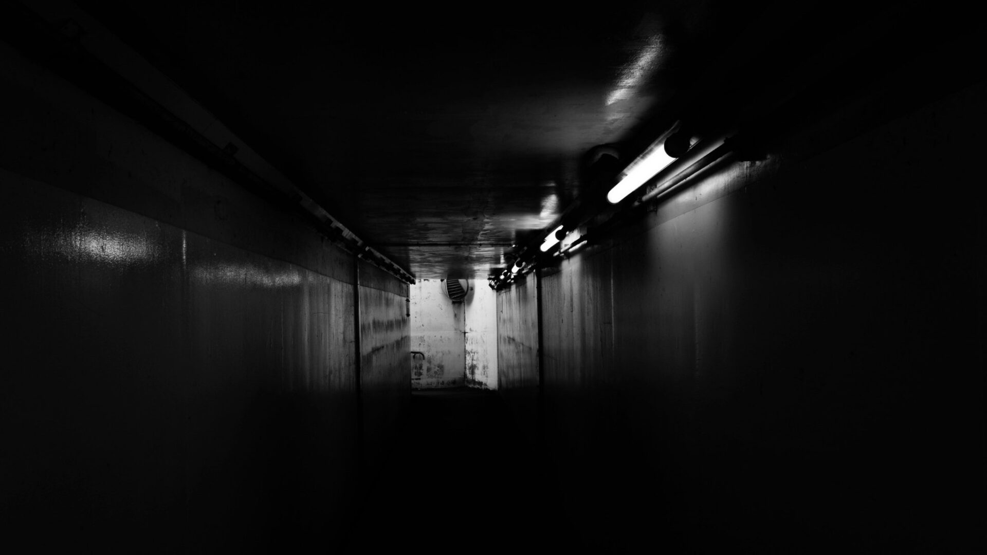 tunel oscuro con luz al fondo simbolo de sueño de oscuridad interpretacion y numeros asociados